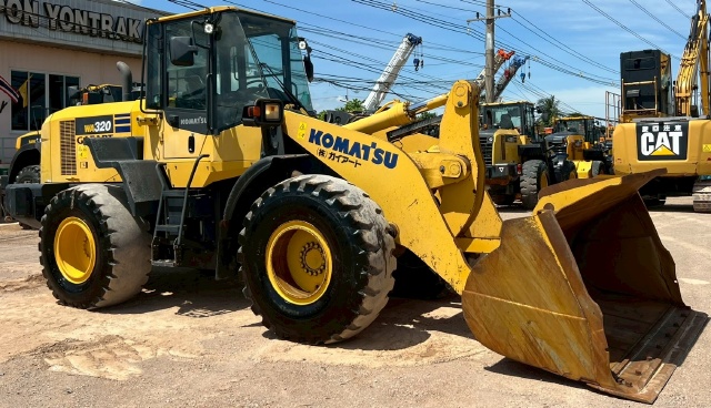 ขายรถตักล้อยาง KOMATSU WA320-7 ปี 2015 นำเข้าจากญี่ปุ่น พร้อมใช้ มีVDOการทำงานครับ