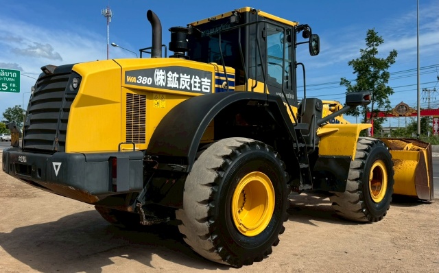 ขายรถตักล้อยาง KOMATSU WA380-7 ปี 2015 นำเข้าจากญี่ปุ่น พร้อมใช้ มีVDOการทำงานครับ
