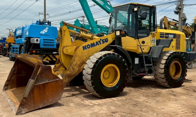ขายรถตักล้อยาง KOMATSU WA320-7 ปี 2015 นำเข้าจากญี่ปุ่น พร้อมใช้ มีVDOการทำงานครับ