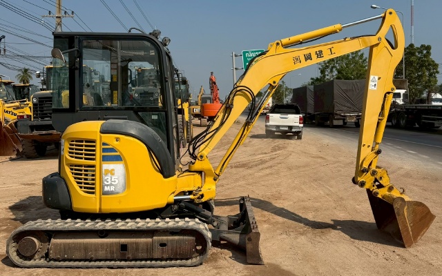 ขายรถขุด KOMATSU PC35MR-2 ปี 2003 อาร์มพิเศษ นำเข้าจากญี่ปุ่น พร้อมใช้ มีVDOการทำงานครับ