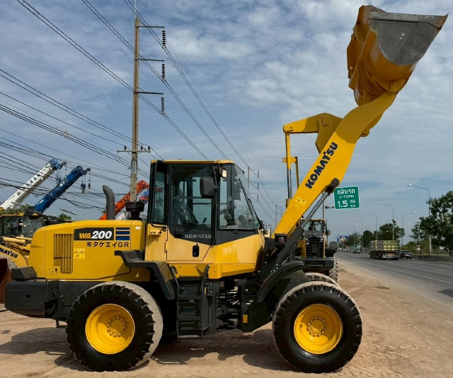 ขายรถตักล้อยาง KOMATSU WA200-7 ปี 2015 แขนยาวพิเศษ นำเข้าจากญี่ปุ่น พร้อมใช้ มีVDOการทำงานครับ