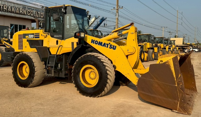 ขายรถตักล้อยาง KOMATSU WA320-7 ปี 2016 นำเข้าจากญี่ปุ่น พร้อมใช้ มีVDOการทำงานครับ