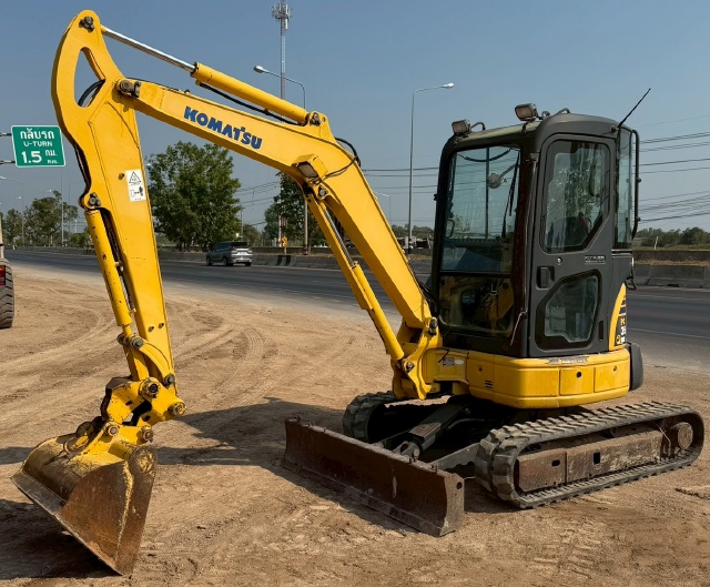 ขายรถขุด KOMATSU PC35MR-2 ปี 2003 อาร์มพิเศษ นำเข้าจากญี่ปุ่น พร้อมใช้ มีVDOการทำงานครับ