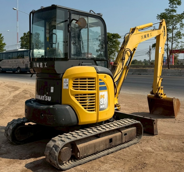 ขายรถขุด KOMATSU PC35MR-2 ปี 2003 อาร์มพิเศษ นำเข้าจากญี่ปุ่น พร้อมใช้ มีVDOการทำงานครับ