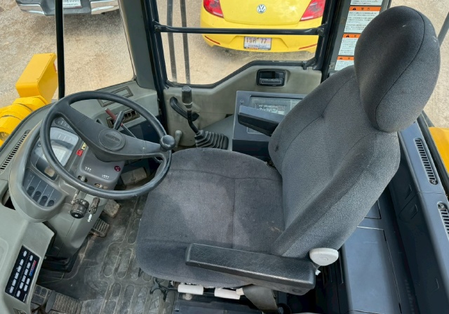 ขายรถตักล้อยาง KOMATSU WA200-3 นำเข้าจากญี่ปุ่น พร้อมใช้ มีVDOการทำงานครับ ขายรถตักล้อยาง KOMATSU WA200-3 นำเข้าจากญี่ปุ่น พร้อมใช้ มีVDOการทำงานครับ