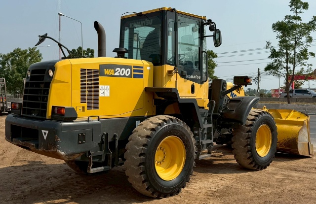 ขายรถตักล้อยาง KOMATSU WA200-7 ปี 2015 นำเข้าจากญี่ปุ่น พร้อมใช้ มีVDOการทำงานครับ