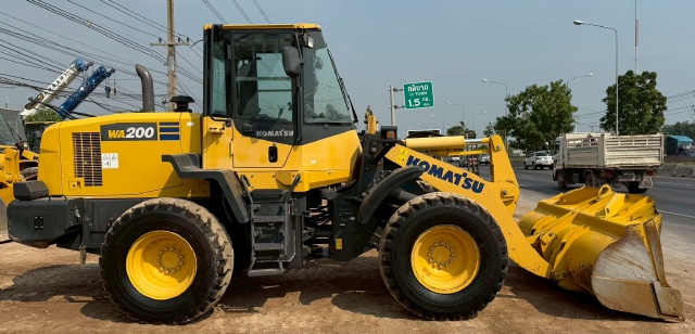 ขายรถตักล้อยาง KOMATSU WA200-7 ปี 2015 นำเข้าจากญี่ปุ่น พร้อมใช้ มีVDOการทำงานครับ