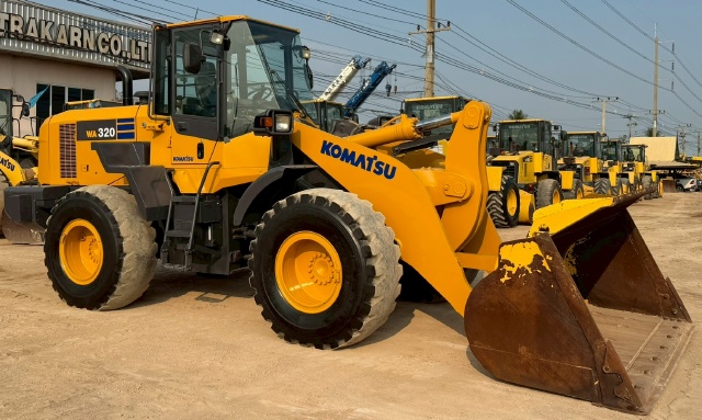 ขายรถตักล้อยาง KOMATSU WA320-7 ปี 2016 นำเข้าจากญี่ปุ่น พร้อมใช้ มีVDOการทำงานครับ