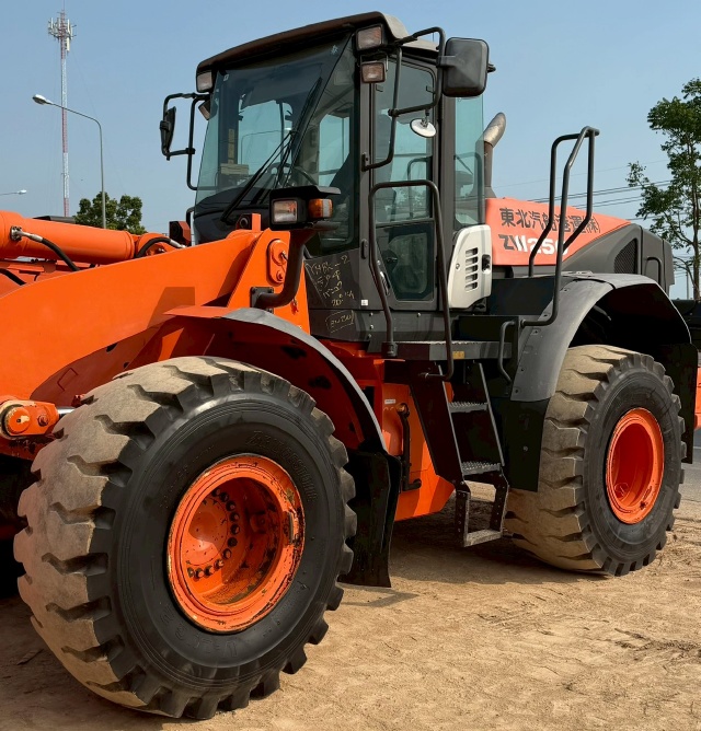 ขายรถตักล้อยาง HITACHI ZW250-5B ปี 2013 นำเข้าจากญี่ปุ่น พร้อมใช้ มีVDOการทำงานครับ