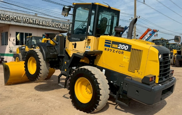 ขายรถตักล้อยาง KOMATSU WA200-7 ปี 2015 แขนยาวพิเศษ นำเข้าจากญี่ปุ่น พร้อมใช้ มีVDOการทำงานครับ