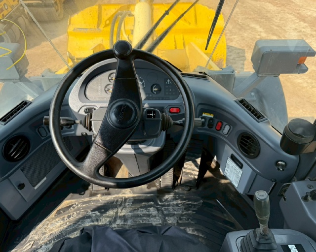 ขายรถตักล้อยาง KOMATSU WA200-7 ปี 2015 นำเข้าจากญี่ปุ่น พร้อมใช้ มีVDOการทำงานครับ