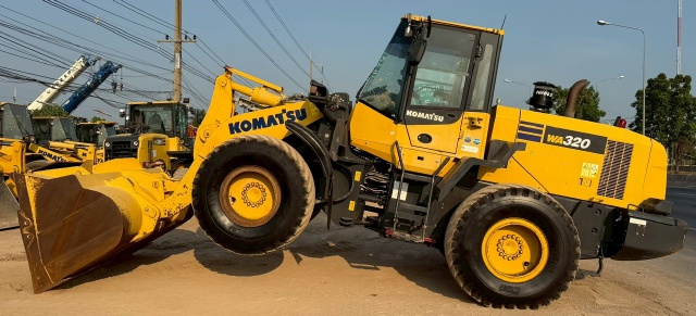 ขายรถตักล้อยาง KOMATSU WA320-7 ปี 2016 นำเข้าจากญี่ปุ่น พร้อมใช้ มีVDOการทำงานครับ