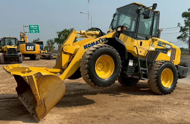 ขายรถตักล้อยาง KOMATSU WA200-7 ปี 2015 นำเข้าจากญี่ปุ่น พร้อมใช้ มีVDOการทำงานครับ
