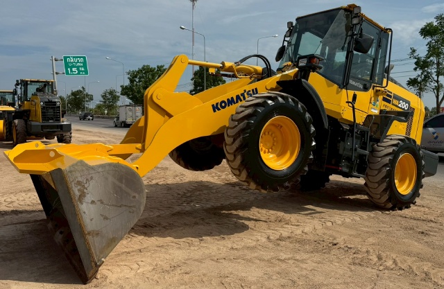 ขายรถตักล้อยาง KOMATSU WA200-8 ปี 2020 แขนยาวพิเศษ นำเข้าจากญี่ปุ่น พร้อมใช้ มีVDOการทำงานครับ ขายรถตักล้อยาง KOMATSU WA200-8 ปี 2020 แขนยาวพิเศษ นำเข้าจากญี่ปุ่น พร้อมใช้ มีVDOการทำงานครับ