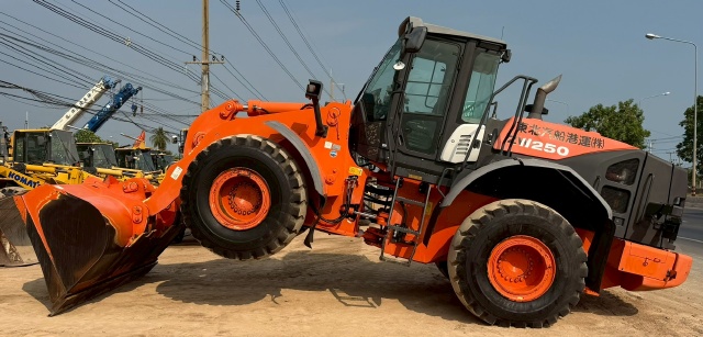 ขายรถตักล้อยาง HITACHI ZW250-5B ปี 2013 นำเข้าจากญี่ปุ่น พร้อมใช้ มีVDOการทำงานครับ