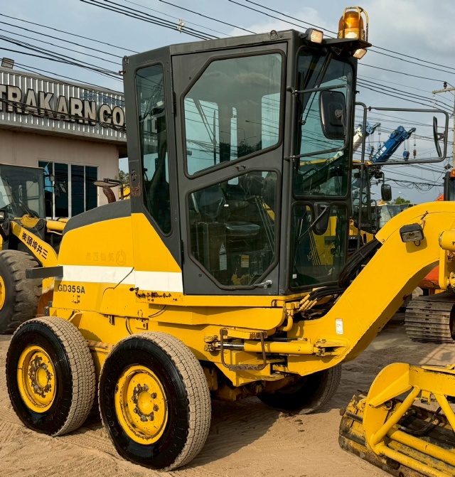 ขายรถเกรด KOMATSU GD355A-3 นำเข้าจากญี่ปุ่น พร้อมใช้ มีVDOการทำงานครับ