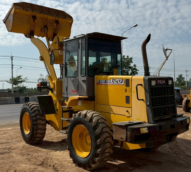 ขายรถตักล้อยาง TCM L20-3 ปี 2004 นำเข้าจากญี่ปุ่น พร้อมใช้ มีVDOการทำงานครับ