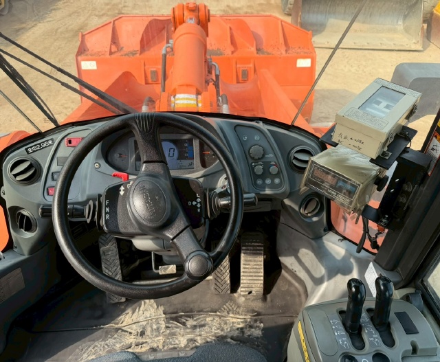 ขายรถตักล้อยาง HITACHI ZW250-5B ปี 2013 นำเข้าจากญี่ปุ่น พร้อมใช้ มีVDOการทำงานครับ