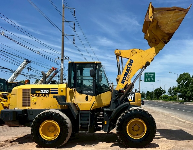 ขายรถตักล้อยาง KOMATSU WA320-7 ปี 2015 นำเข้าจากญี่ปุ่น พร้อมใช้ มีVDOการทำงานครับ