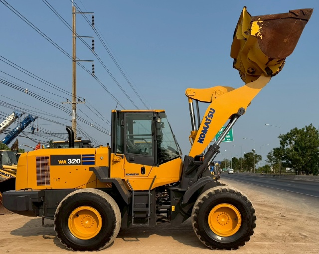 ขายรถตักล้อยาง KOMATSU WA320-7 ปี 2016 นำเข้าจากญี่ปุ่น พร้อมใช้ มีVDOการทำงานครับ