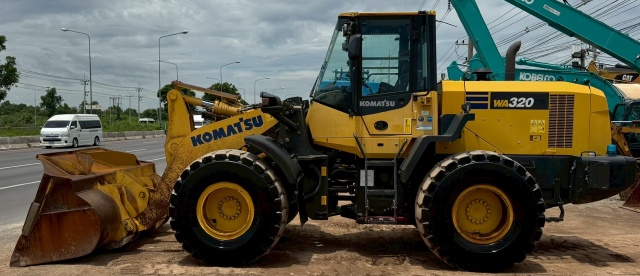 ขายรถตักล้อยาง KOMATSU WA320-7 ปี 2015 นำเข้าจากญี่ปุ่น พร้อมใช้ มีVDOการทำงานครับ