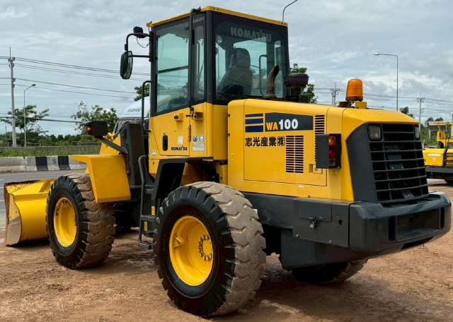 ขายรถตักล้อยาง KOMATSU WA100-5 นำเข้าจากญี่ปุ่น พร้อมใช้ มีVDOการทำงานครับ ขายรถตักล้อยาง KOMATSU WA100-5 นำเข้าจากญี่ปุ่น พร้อมใช้ มีVDOการทำงานครับ