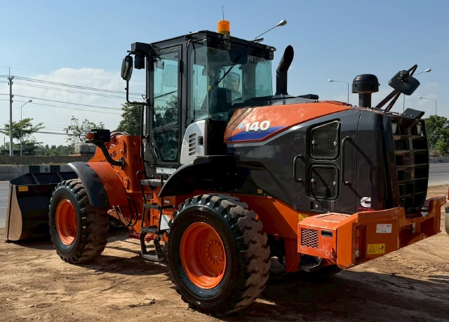 ขายรถตักล้อยาง HITACHI ZW140-6 ปี 2020 นำเข้าจากญี่ปุ่น พร้อมใช้ มีVDOการทำงานครับ