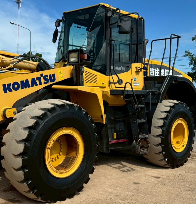 ขายรถตักล้อยาง KOMATSU WA380-7 ปี 2015 นำเข้าจากญี่ปุ่น พร้อมใช้ มีVDOการทำงานครับ