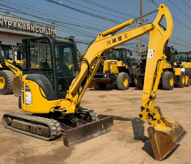 ขายรถขุด KOMATSU PC35MR-2 ปี 2003 อาร์มพิเศษ นำเข้าจากญี่ปุ่น พร้อมใช้ มีVDOการทำงานครับ