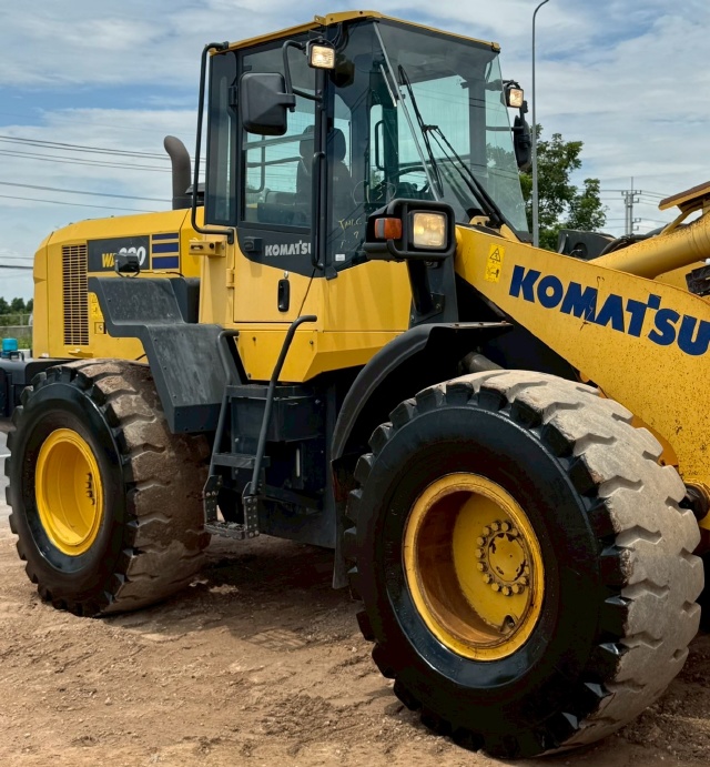 ขายรถตักล้อยาง KOMATSU WA320-7 ปี 2015 นำเข้าจากญี่ปุ่น พร้อมใช้ มีVDOการทำงานครับ