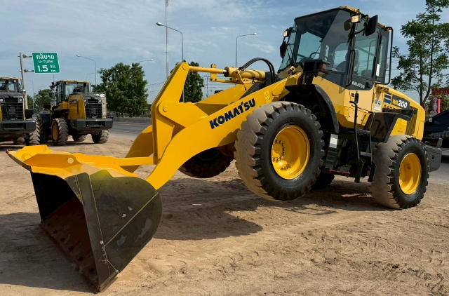 ขายรถตักล้อยาง KOMATSU WA200-7 ปี 2015 แขนยาวพิเศษ นำเข้าจากญี่ปุ่น พร้อมใช้ มีVDOการทำงานครับ