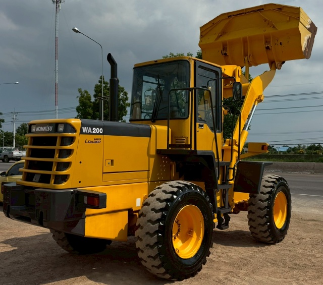 ขายรถตักล้อยาง KOMATSU WA200-3 นำเข้าจากญี่ปุ่น พร้อมใช้ มีVDOการทำงานครับ ขายรถตักล้อยาง KOMATSU WA200-3 นำเข้าจากญี่ปุ่น พร้อมใช้ มีVDOการทำงานครับ