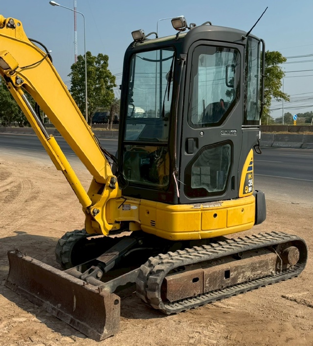 ขายรถขุด KOMATSU PC35MR-2 ปี 2003 อาร์มพิเศษ นำเข้าจากญี่ปุ่น พร้อมใช้ มีVDOการทำงานครับ