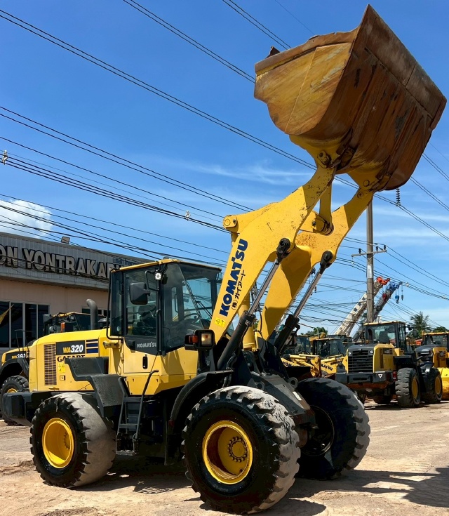 ขายรถตักล้อยาง KOMATSU WA320-7 ปี 2015 นำเข้าจากญี่ปุ่น พร้อมใช้ มีVDOการทำงานครับ