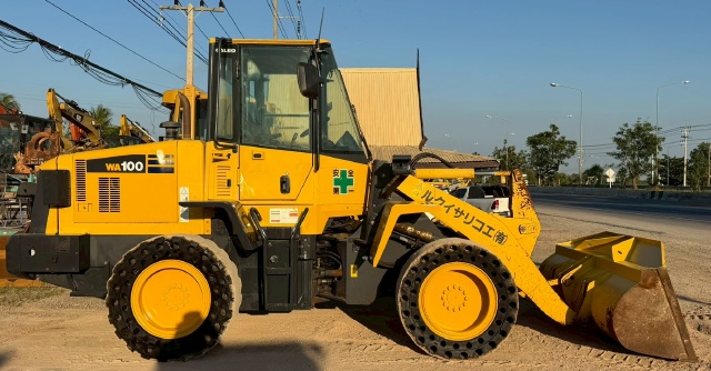 ขายรถตักล้อยาง KOMATSU WA100-5 นำเข้าจากญี่ปุ่น พร้อมใช้ มีVDOการทำงานครับ ขายรถตักล้อยาง KOMATSU WA100-5 นำเข้าจากญี่ปุ่น พร้อมใช้ มีVDOการทำงานครับ