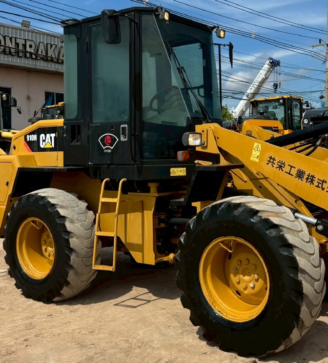ขายรถตักล้อยาง CAT 910H ปี 2013 พร้อมใช้ มีVDOการทำงานครับ