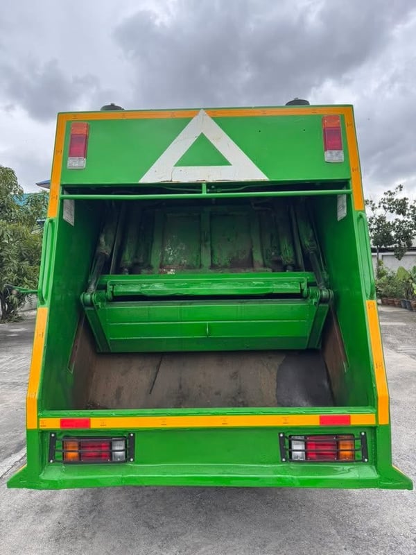 ISUZU NMR 130แรงม้า รถบรรทุก 6ล้อ บรรทุกขยะ ปี2013