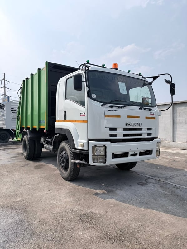 ISUZU FTR 240แรงม้า รถบรรทุก 6ล้อ บรรทุกขยะ ปี2013