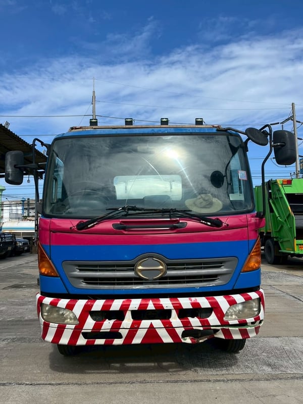 HINO FG 212แรงม้า รถบรรทุก 6ล้อ รถบรรทุกน้ำมัน HINO FG 212แรงม้า รถบรรทุก 6ล้อ รถบรรทุกน้ำมัน