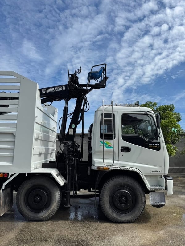 ISUZU FVM 230แรงม้า รถบรรทุก 12ล้อ กระบะเหล็กติดเฮี๊ยบติดมือคีบ ปี2001