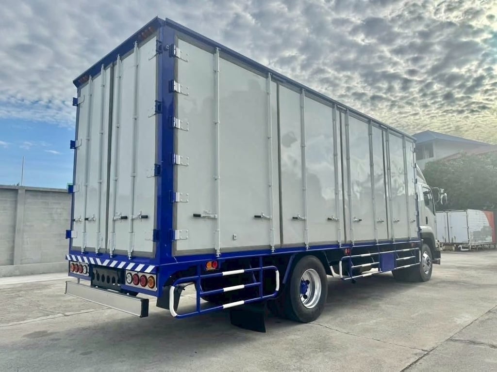 ISUZU FTR 240แรงม้า รถบรรทุก 6ล้อ ตู้แห้ง ปี2013 ISUZU FTR 240แรงม้า รถบรรทุก 6ล้อ ตู้แห้ง ปี2013