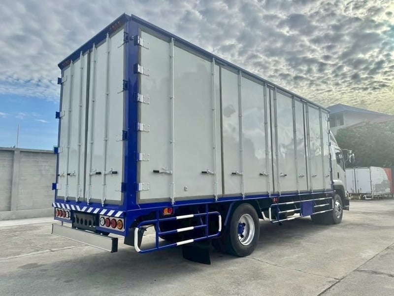ISUZU FTR 240แรงม้า รถบรรทุก 6ล้อ ตู้แห้ง ปี2013