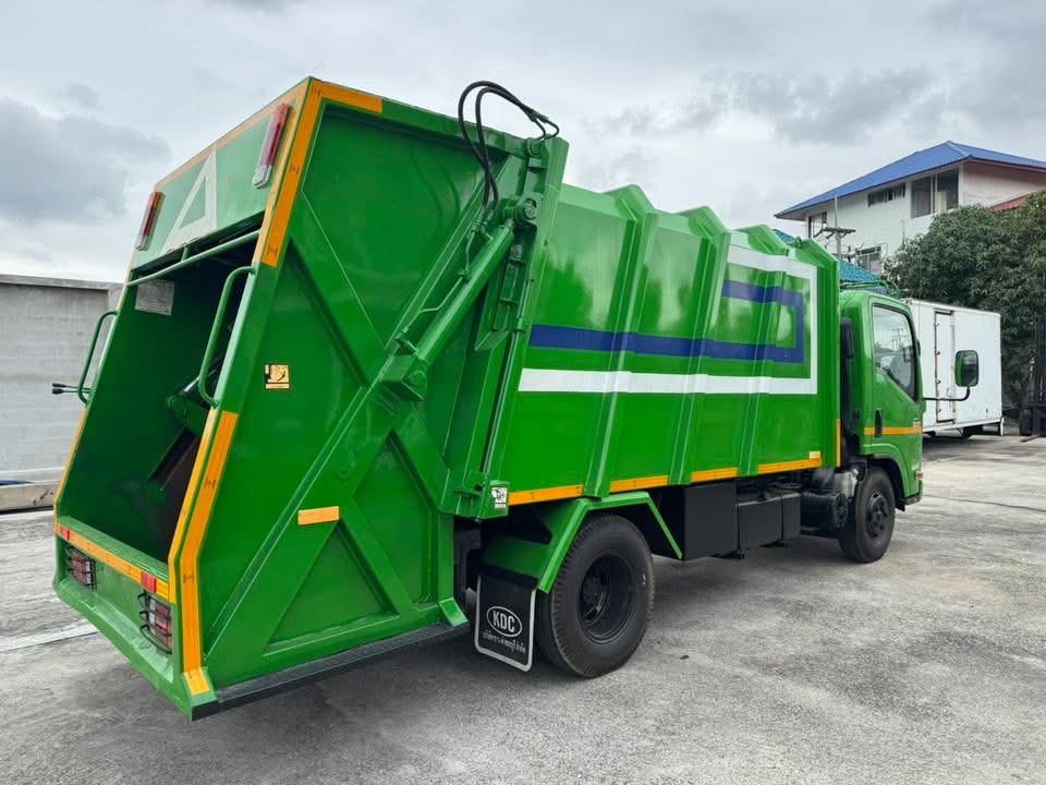 ISUZU NMR 130แรงม้า รถบรรทุก 6ล้อ บรรทุกขยะ ปี2013 ISUZU NMR 130แรงม้า รถบรรทุก 6ล้อ บรรทุกขยะ ปี2013