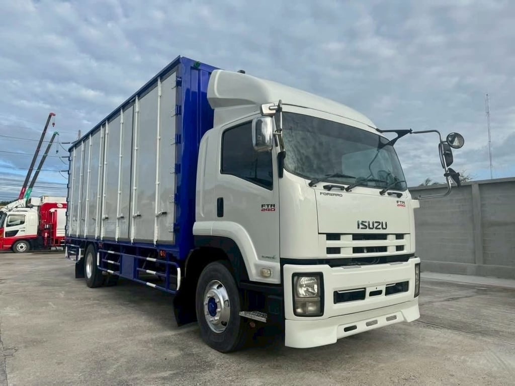 ISUZU FTR 240แรงม้า รถบรรทุก 6ล้อ ตู้แห้ง ปี2013 ISUZU FTR 240แรงม้า รถบรรทุก 6ล้อ ตู้แห้ง ปี2013