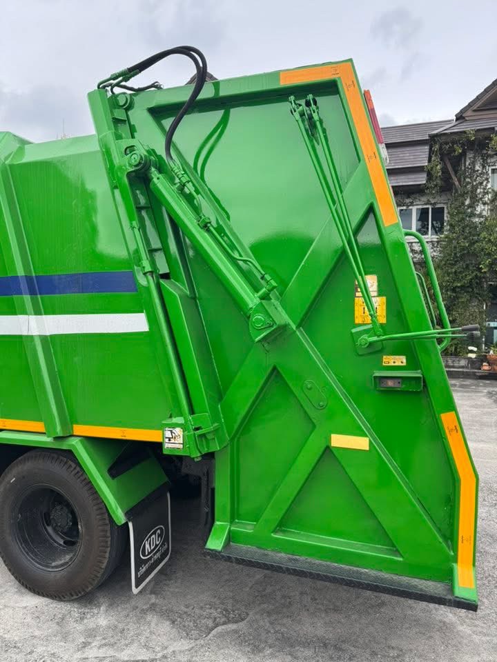 ISUZU NMR 130แรงม้า รถบรรทุก 6ล้อ บรรทุกขยะ ปี2013 ISUZU NMR 130แรงม้า รถบรรทุก 6ล้อ บรรทุกขยะ ปี2013