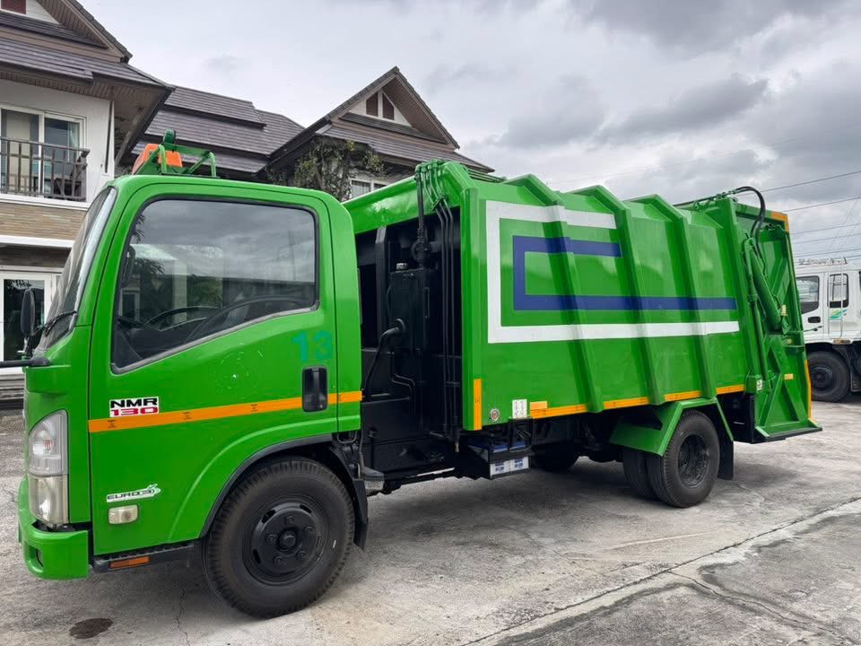 ISUZU NMR 130แรงม้า รถบรรทุก 6ล้อ บรรทุกขยะ ปี2013 ISUZU NMR 130แรงม้า รถบรรทุก 6ล้อ บรรทุกขยะ ปี2013