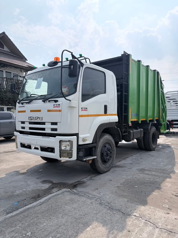 ISUZU FTR 240แรงม้า รถบรรทุก 6ล้อ บรรทุกขยะ ปี2013 ISUZU FTR 240แรงม้า รถบรรทุก 6ล้อ บรรทุกขยะ ปี2013