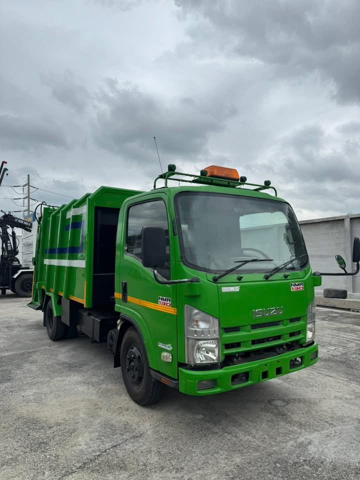 ISUZU NMR 130แรงม้า รถบรรทุก 6ล้อ บรรทุกขยะ ปี2013 ISUZU NMR 130แรงม้า รถบรรทุก 6ล้อ บรรทุกขยะ ปี2013