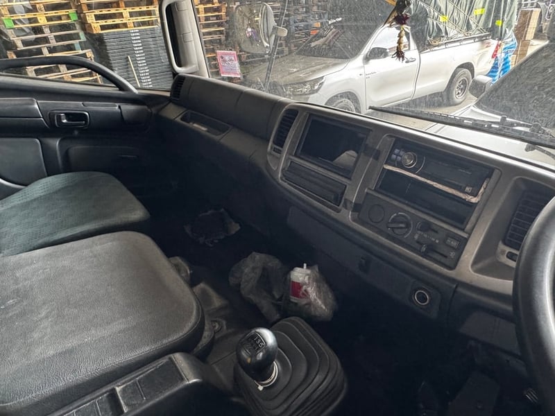 ต้องการขายรถHINO 6 ล้อ พื้นเรียบ