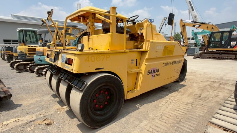 รถบด 7ล้อยาง Sakai TZ701 2,956ชั่วโมง โทร. 080-6565422 (หนิง)